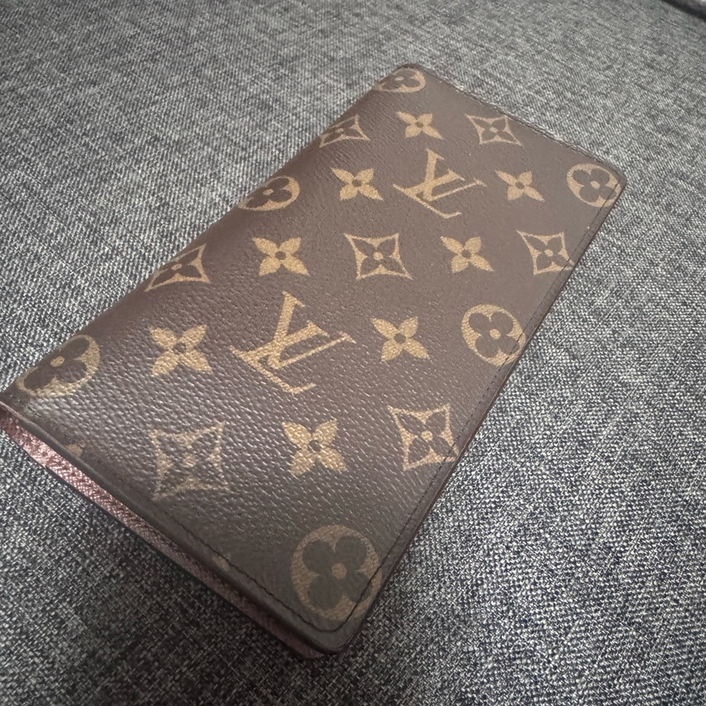 Louis Vuitton  brazza wallet